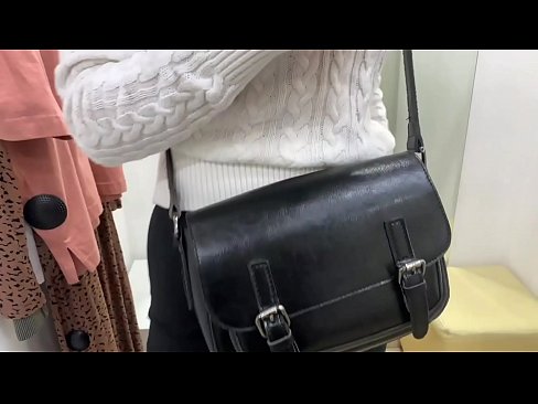 ❤️ Masturbim publik i kurvës së re FeralBerry me një dildo në dhomën e montimit ❤️ Porno tek ne