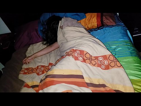 ❤️ Njërku qorton njerkën e tij të re ndërsa ajo fle. ❤️ Porno tek ne
